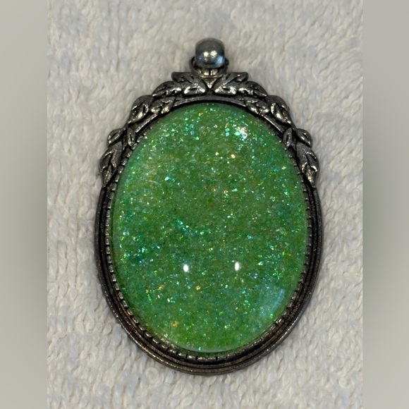 Vintage Victorian Inspired Green Silver Tone Pendant - Picture 8 of 9